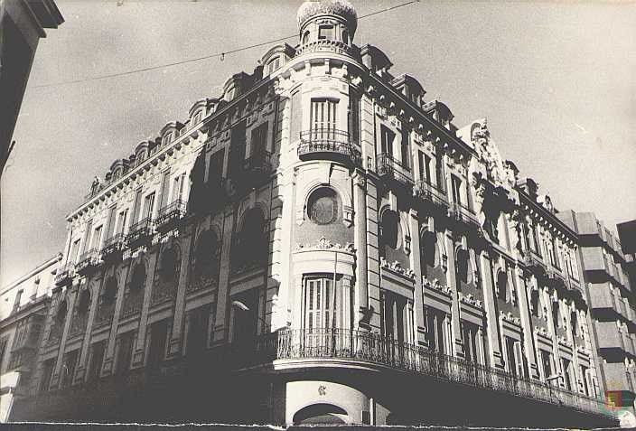 El proyecto, aprobado por el Ayuntamiento en 1900, se encargó al arquitecto Emilio Baeza Eguiluz | Las obras finalizaron en mayo de 1902 | En 1913, el edificio dejó de ser arrendado para pasar a propiedad del Círculo, que lo adquirió por 460.000 pesetas; al año siguiente se incorporó la planta baja y en abril de 1915 se inauguraron de manera oficial sus salones