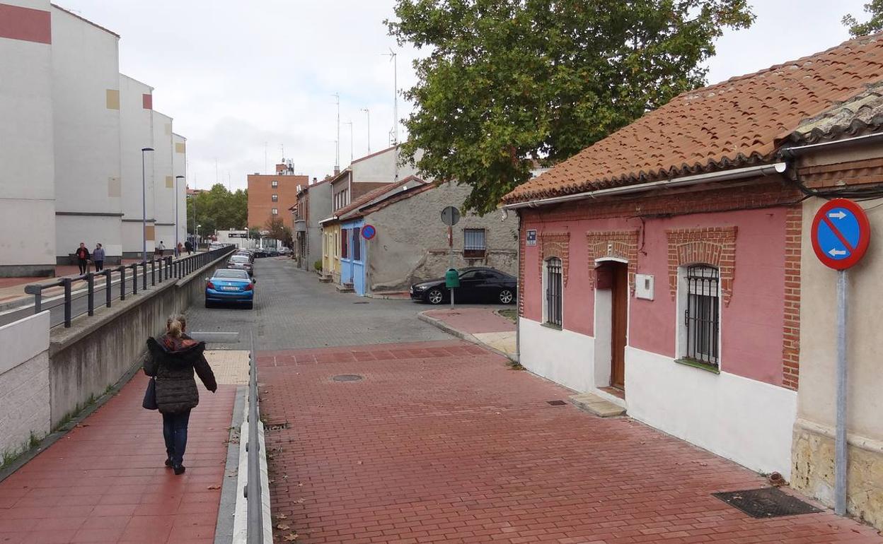 Señal de prohibido aparcar en el número 25 de la calle Siglo de Oro, donde se produjeron los ataques.