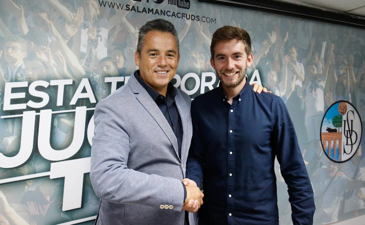 El presidente institucional Ulises Zurita junto a Cortés cuando fue ratificado como primer entrenador hace unas semanas. 