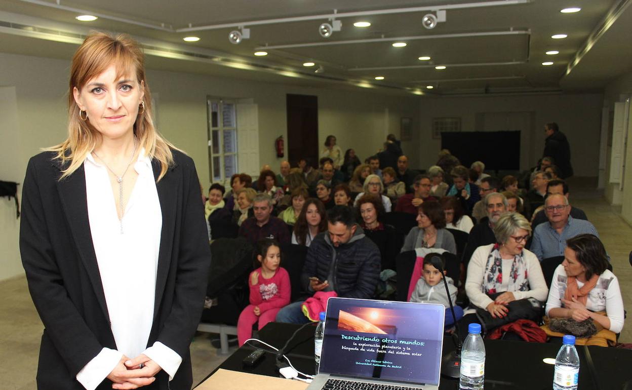 Eva Villaver, durante una conferencia en la Casa Junco hace dos años. 