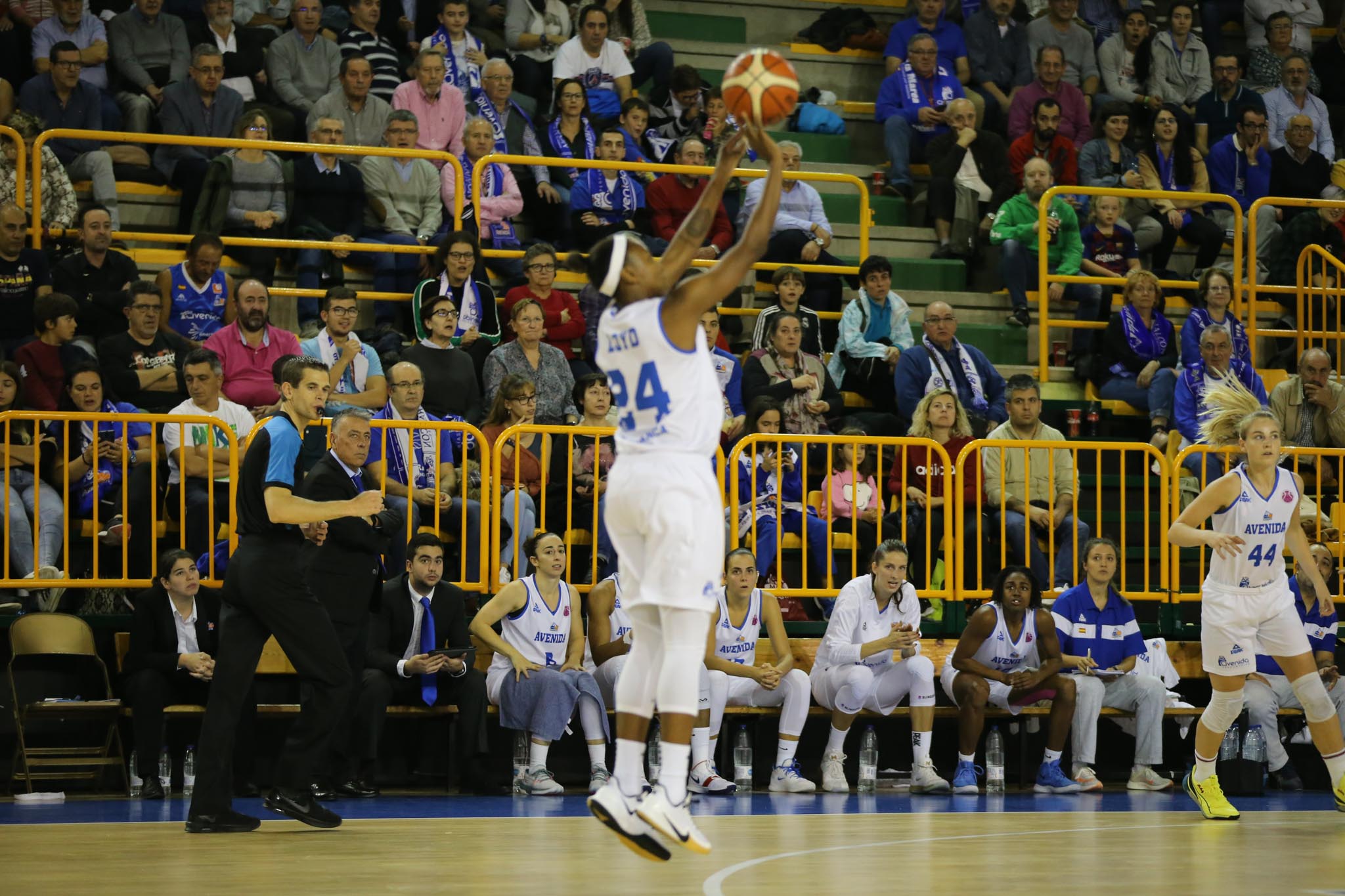 Fotos: Partido del CB Avenida ante el Uni Gyor Mely-Ut húngaro