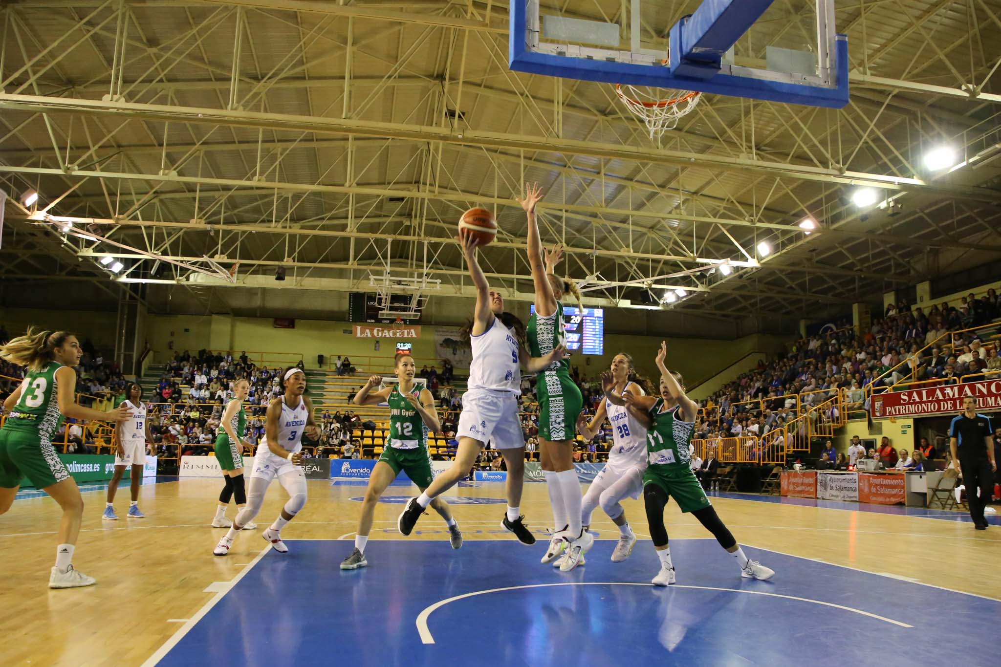 Fotos: Partido del CB Avenida ante el Uni Gyor Mely-Ut húngaro