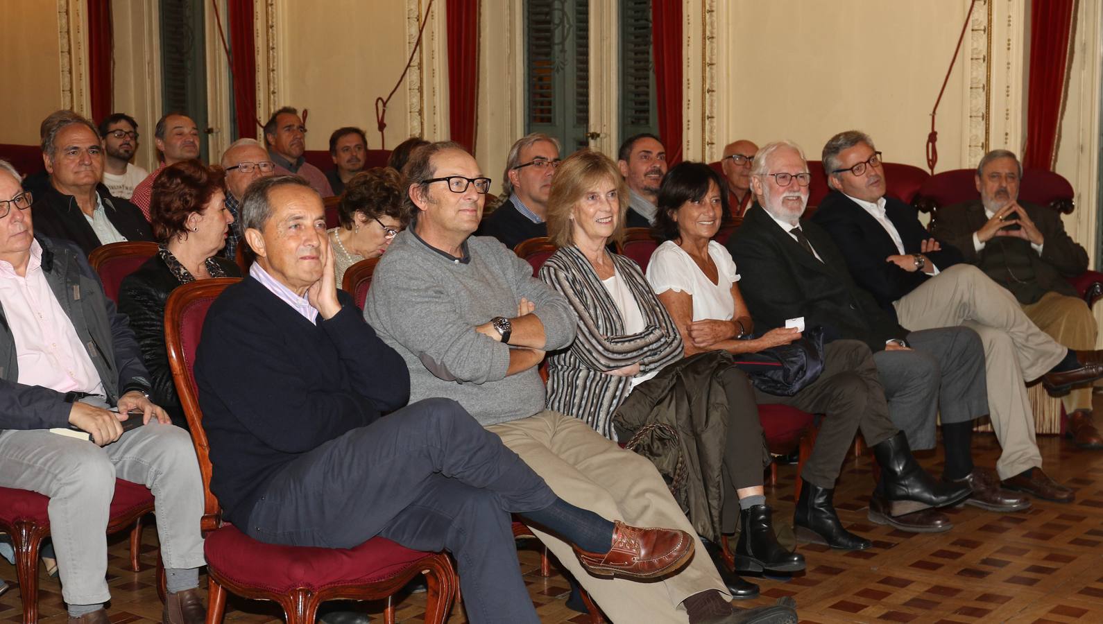 En conversación con la periodista de El Norte de Castilla Angélica Tanarro, el columnista vertebró un discurso sobre el gremio y la política con su particular sentido del humor, donde destacó la evolución de la profesión en los últimos tiempos