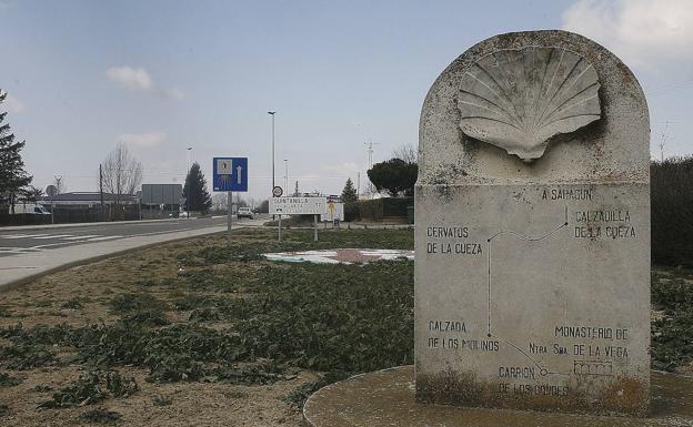 Indicador en piedra de la Ruta Jacobea a la salida de Carrión de los Condes. 