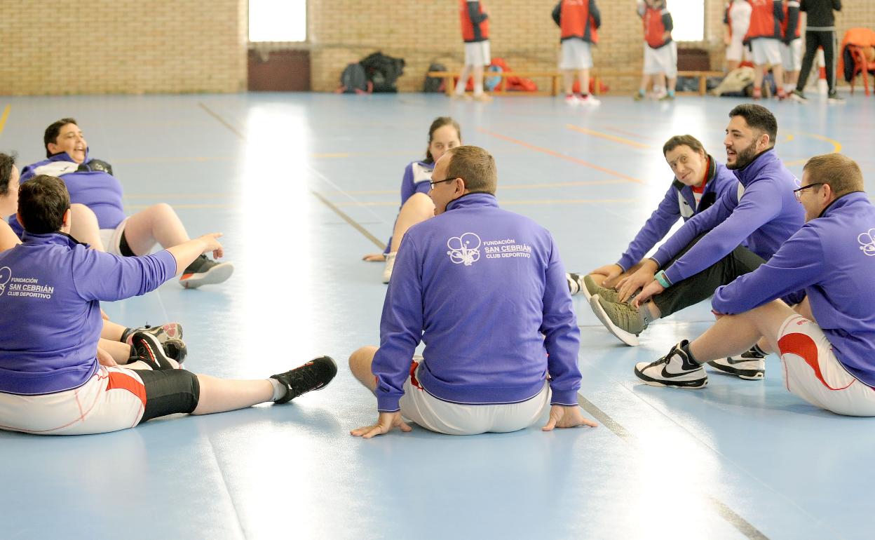 El equipo de San Cebrián de baloncesto calienta antes de empezar su partido. 