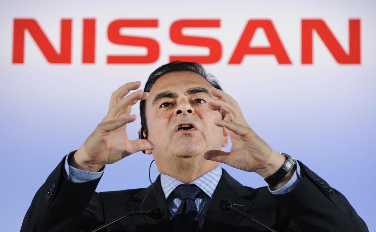 Carlos Ghosn gesticula durante una conferencia.