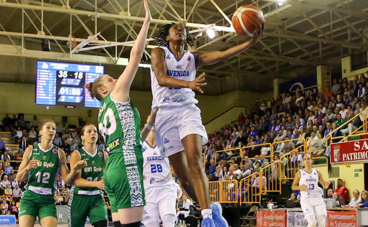 Hayes realiza una bandeja ante el Uni Gyor. 