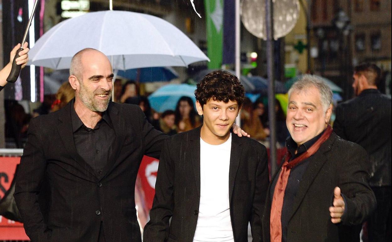 Luis Tosar, con Jaime López y Benito Zambrano en la presentación de 'Intemperie' en la Seminci. 