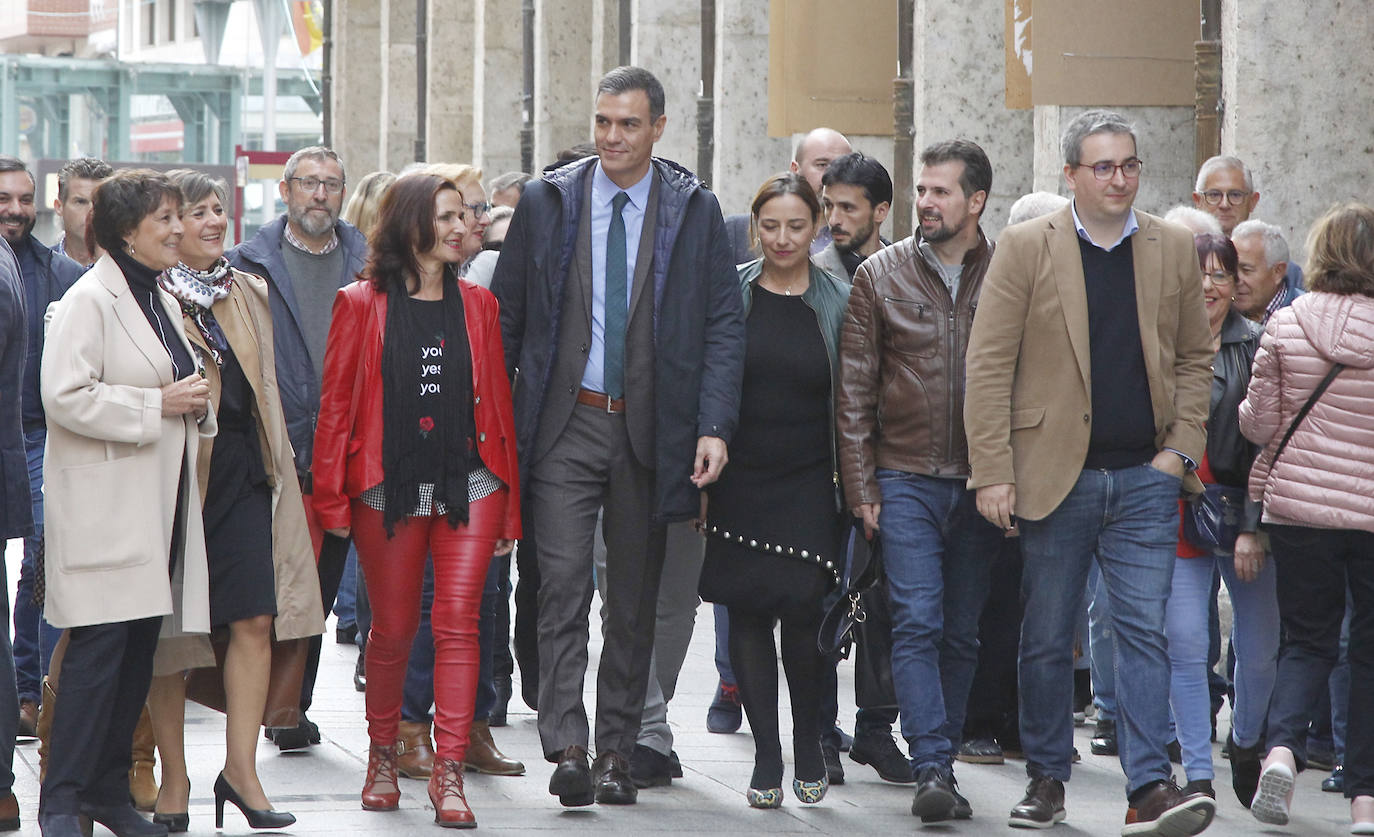 Pedro Sánchez, entre Mari Luz Martínez Seijoo, Miriam Andrés, Luis Tudanca y Antonio Casas. 