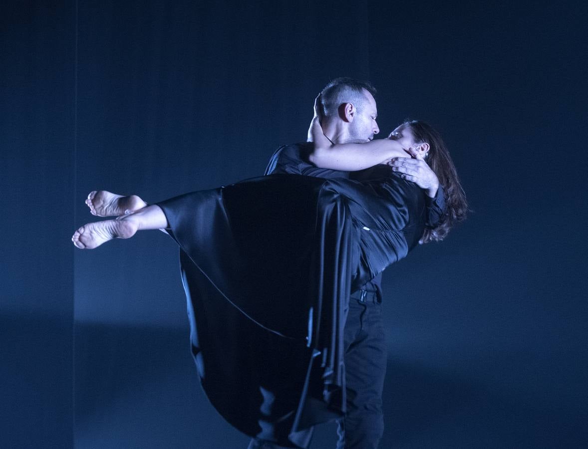 El bailarín y coreógrafo Chevi Muraday dirige un espectáculo a medio camino entre el teatro y la danza moderna que recuerda a juanas célebres, la Papisa Juana, Juana de Arco, Juana la Loca, Sor Juana Inés de la Cruz y Juana Doña, y de todas las juanas anónimas que van empedrando la historia