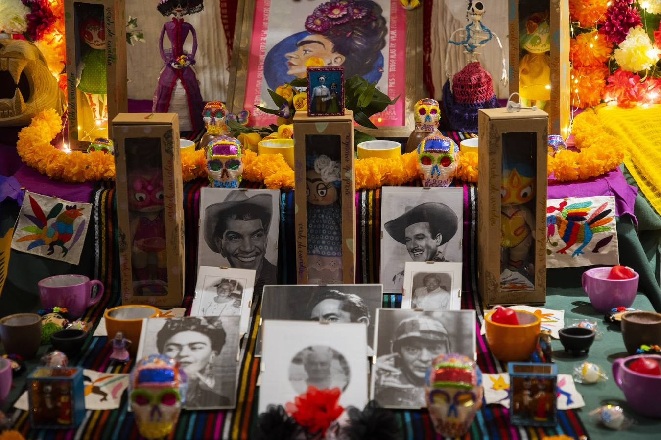 Es su fiesta más importante del año, el Día de Muertos, declarado en 2008 por la UNESCO Patrimonio Inmaterial de la Humanidad | Lo hacen entre disfraces, máscaras y festividad, que es como este pueblo recuerda a sus difuntos | Todo con el objetivo de recibir las ánimas de los suyos, al menos un día al año, y compartir con ellos la nostalgia y las ofrendas