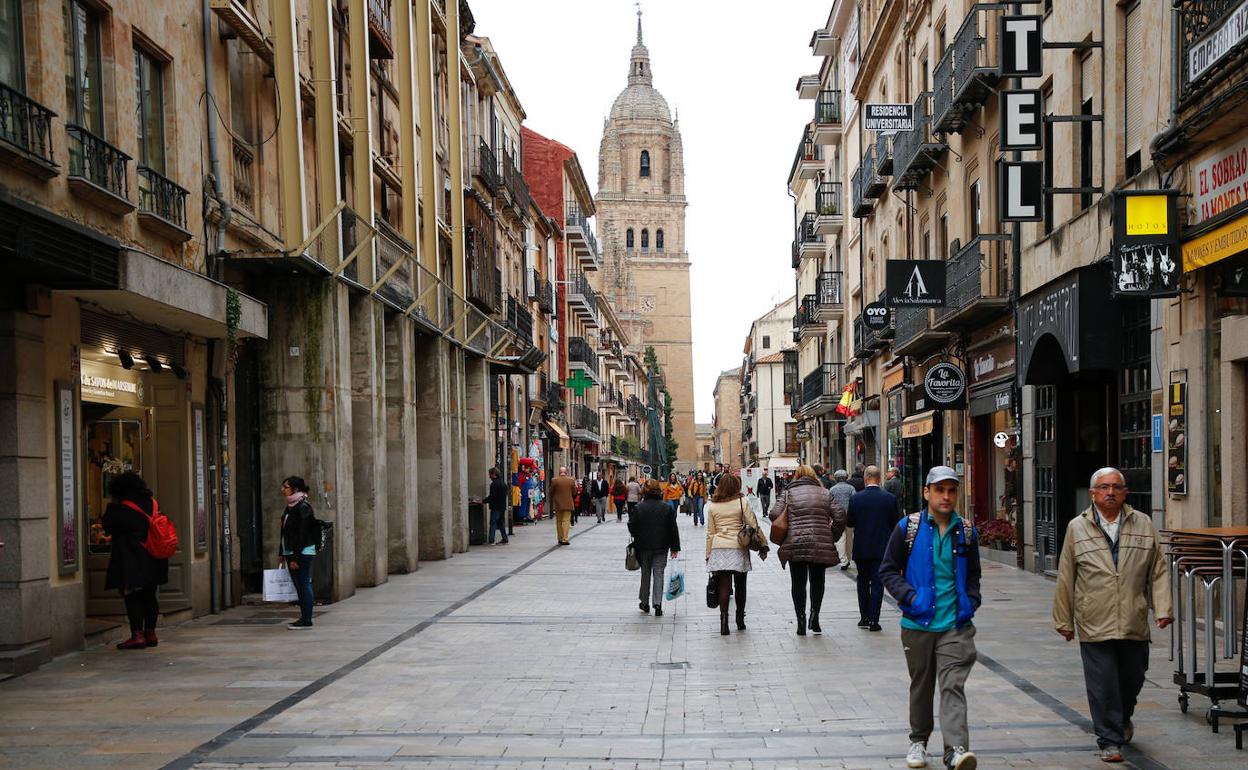 Rúa Mayor de Salamanca, en la que hay varios edificios en ruinas y apuntalados. 