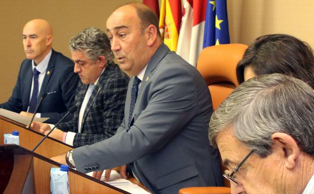 El presidente de la Diputación, Miguel Ángel de Vicente, en el centro, durante el pleno de este jueves. 