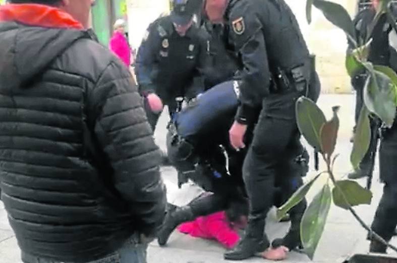 Varios policías reducen al hombre en la calle Martínez de Azcoitia. 