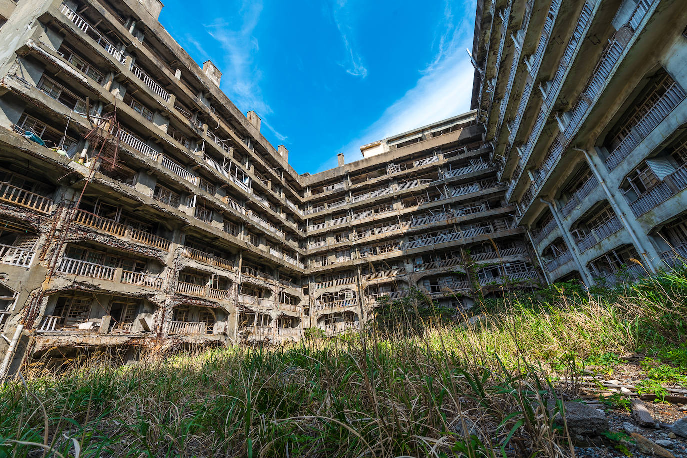 Isla Hashima (Japón) | Esta legendaria isla fantasma nipona pasó de tener la mayor densidad de población del planeta a cero habitantes en menos de 20 años. En plena II Guerra Mundial, alrededor de 1941, la isla estaba generando cerca de 400.000 toneladas de carbón al año. Los responsables quisieron rajar la gallina de los huevos de oro, pero para ello necesitaban mucha y muy barata mano de obra, y la consiguieron secuestrando a cientos de chinos y coreanos y convirtiéndolos en esclavos de las minas. Cerca de 1500 desaparecieron sospechosamente o directamente murieron por malnutrición o accidentes de tipo laboral.