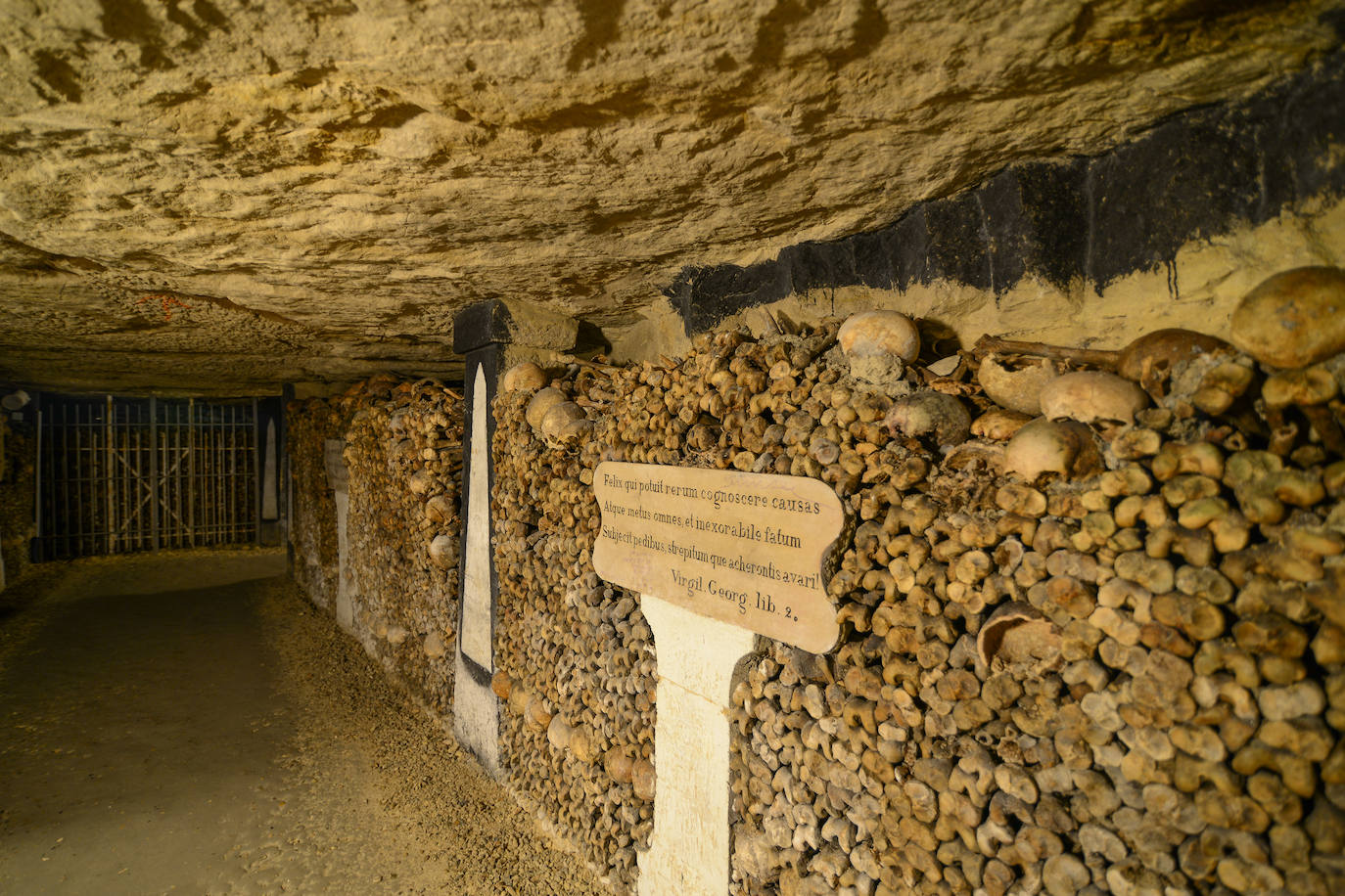 Catacumbas de París (Francia) | Las Catacumbas de París son una red de túneles que sirven como cementerio a miles de personas de distintas épocas. Se calcula que los restos de más de 6 millones de personas puedan estar enterrados en los más de 300 kilómetros de túneles.