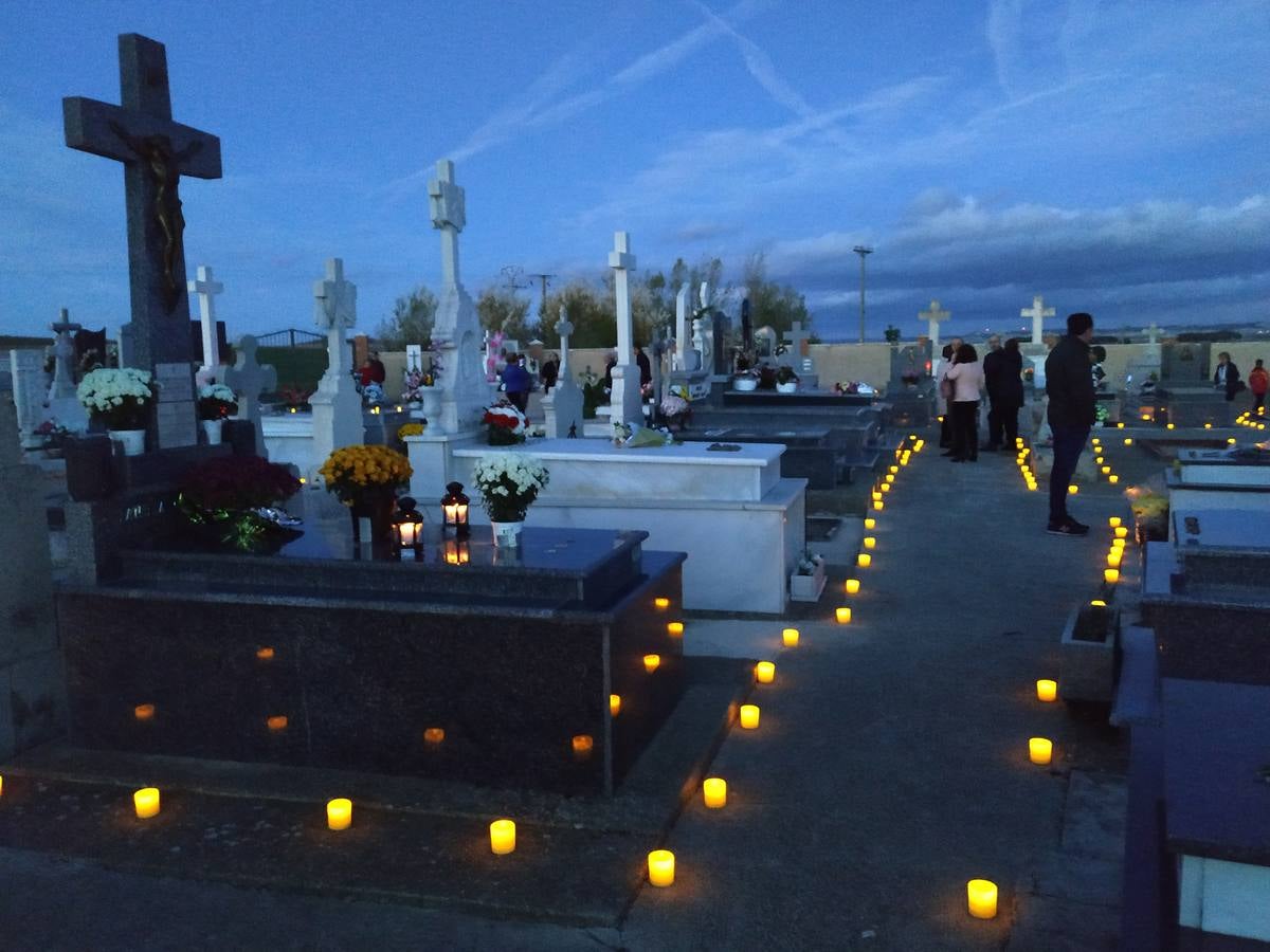 El Ayuntamiento recupera una antigua tradición de llevar luces al cementerio el Día de Todos los Santos e inaugura la torre que lo preside