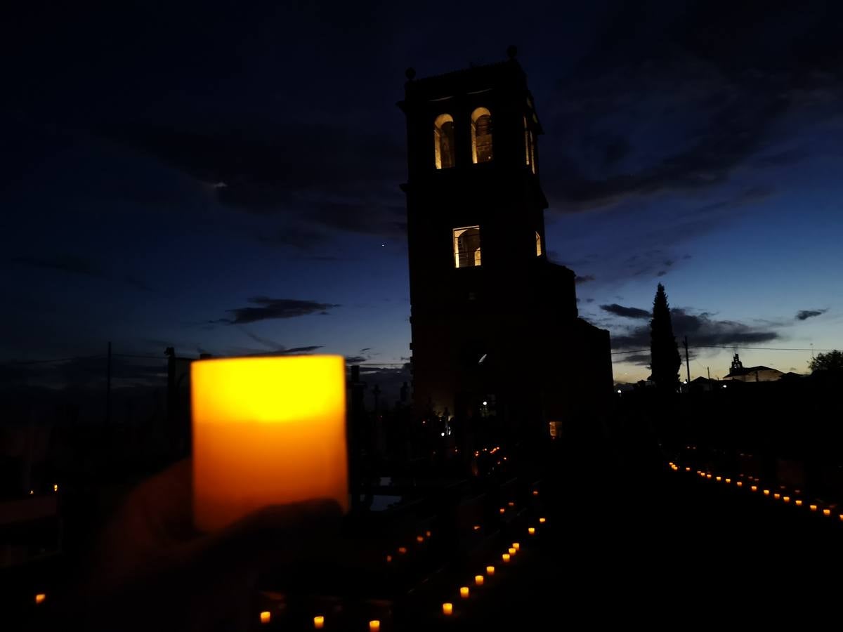 El Ayuntamiento recupera una antigua tradición de llevar luces al cementerio el Día de Todos los Santos e inaugura la torre que lo preside