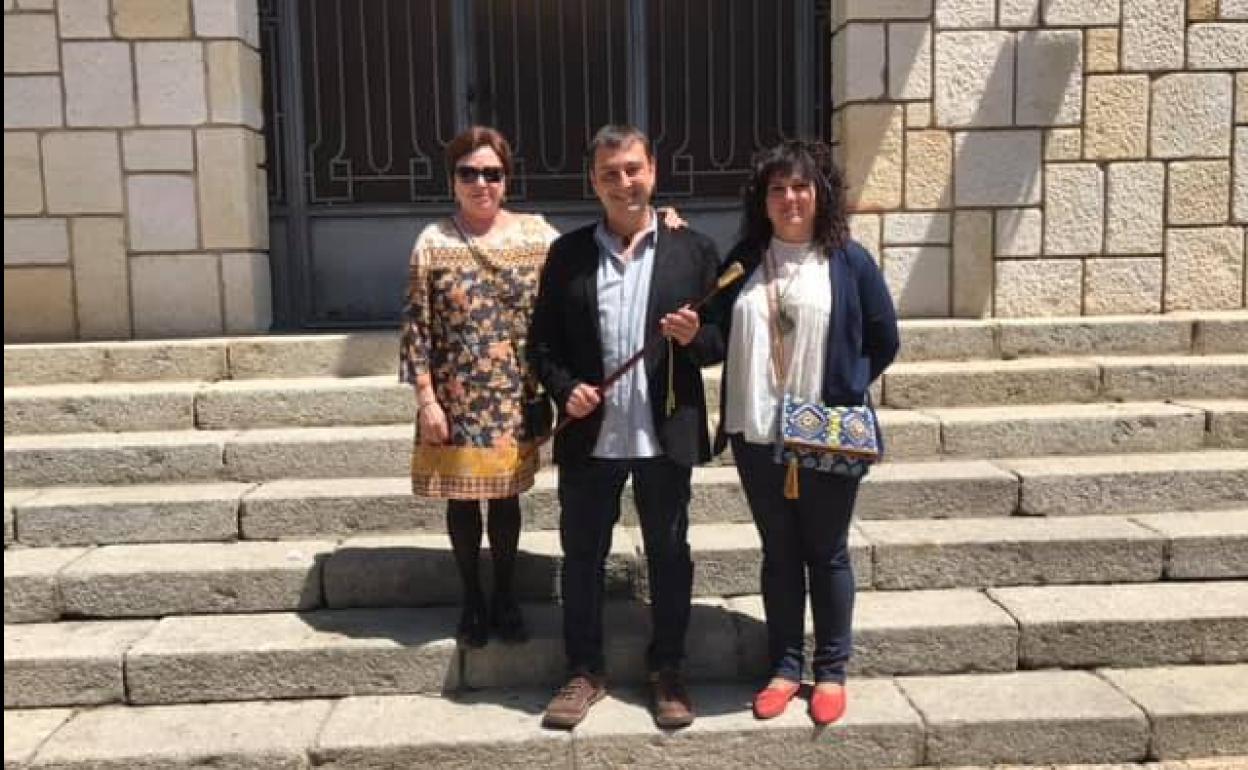 En el centro, el alcalde de Castronuño, Enrique Seoane, junto a las dos ediles de IU-TLP. 