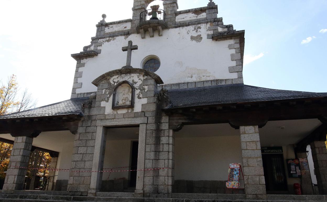 Fachada precintada de la parroquia de Valsaín. 