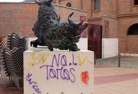 Pintadas aparecidas este sábado en las esculturas del Museo del Toro de Valladolid. 