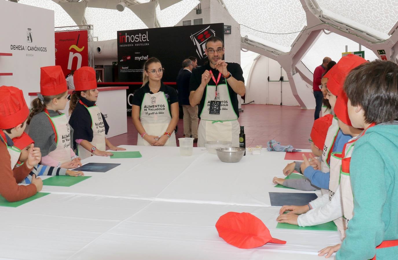 Los niños han podido disfrutar de talleres de cocina dentro de las actividades lúdicas previas del XV Concurso Nacional de Pinchos y Tapas que tendrá lugar en Valladolid desde el próximo lunes día 4 hasta el jueves 6