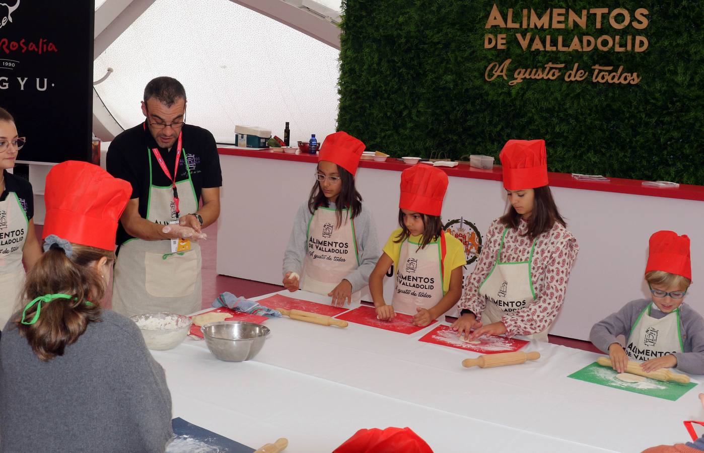 Los niños han podido disfrutar de talleres de cocina dentro de las actividades lúdicas previas del XV Concurso Nacional de Pinchos y Tapas que tendrá lugar en Valladolid desde el próximo lunes día 4 hasta el jueves 6