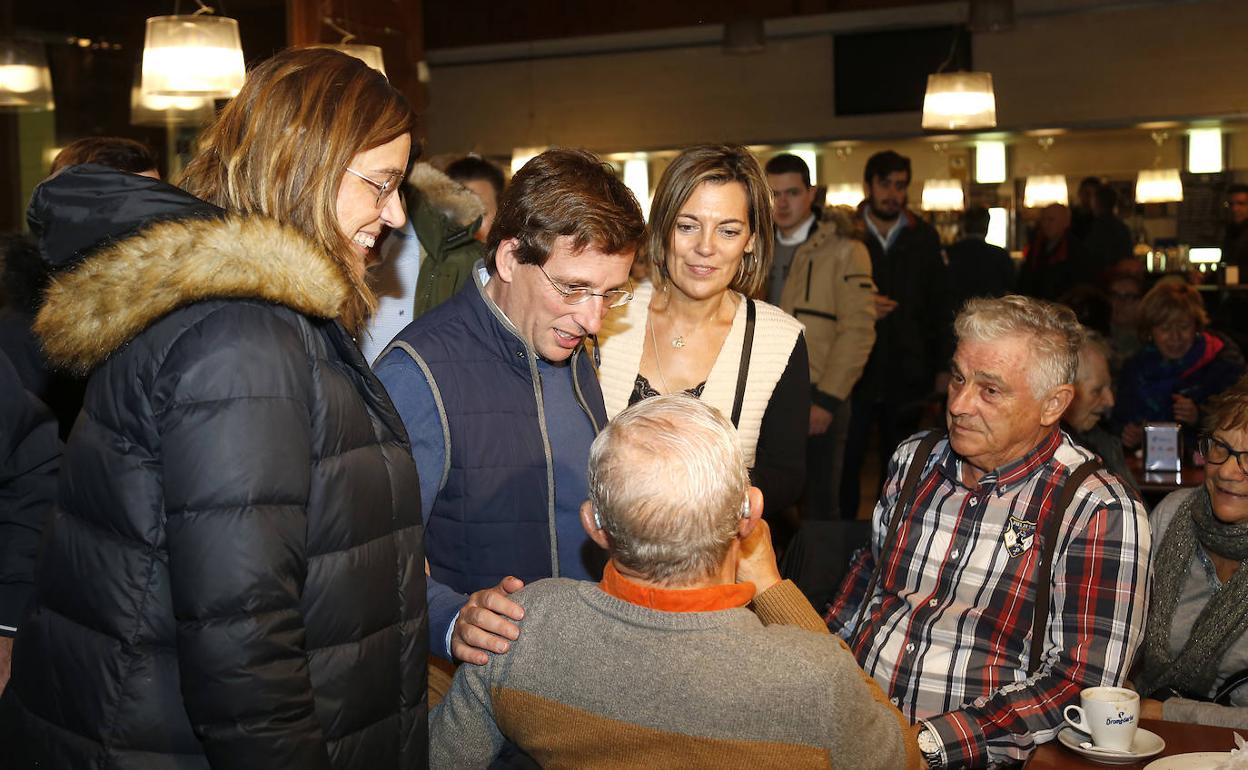 En el centro, el alcalde de Madrid, José Luis Martínez Almeida, conversa con simpatizantes del PP en la cafetería del Salón. 