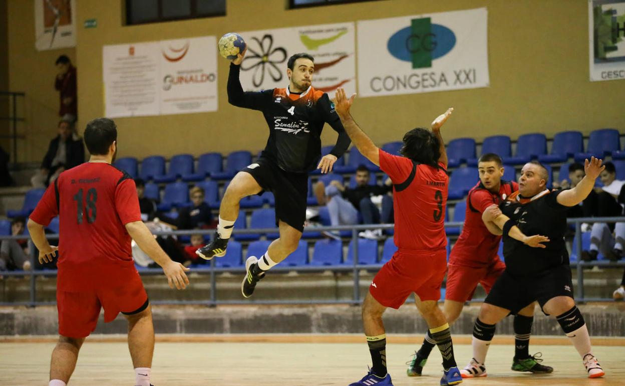 Andrés Pérez se dispone a lanzar. 