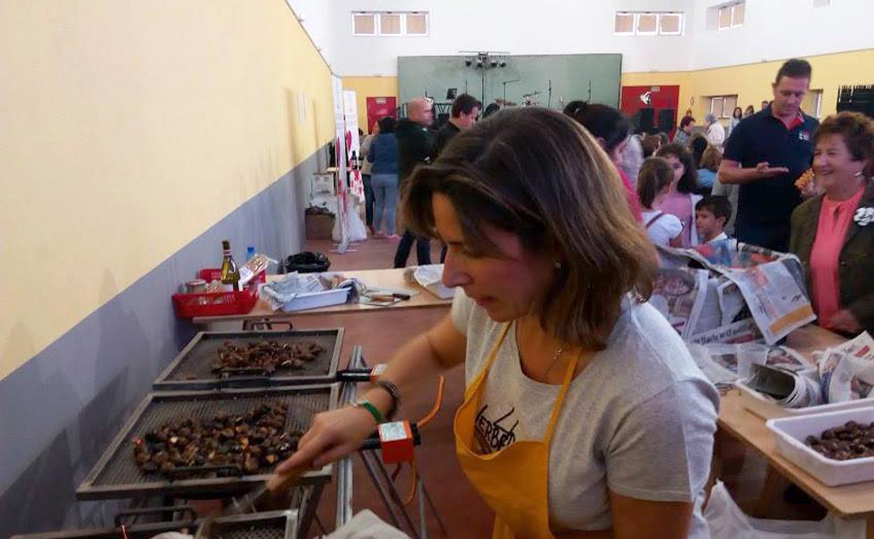 Reparto de castañas asadas, en la edición del año pasado. 