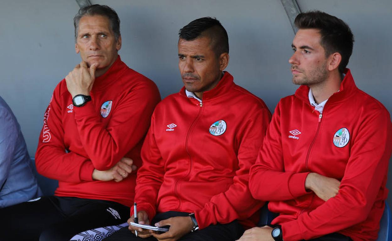 Dueñas, en el centro al lado de Cortés. 