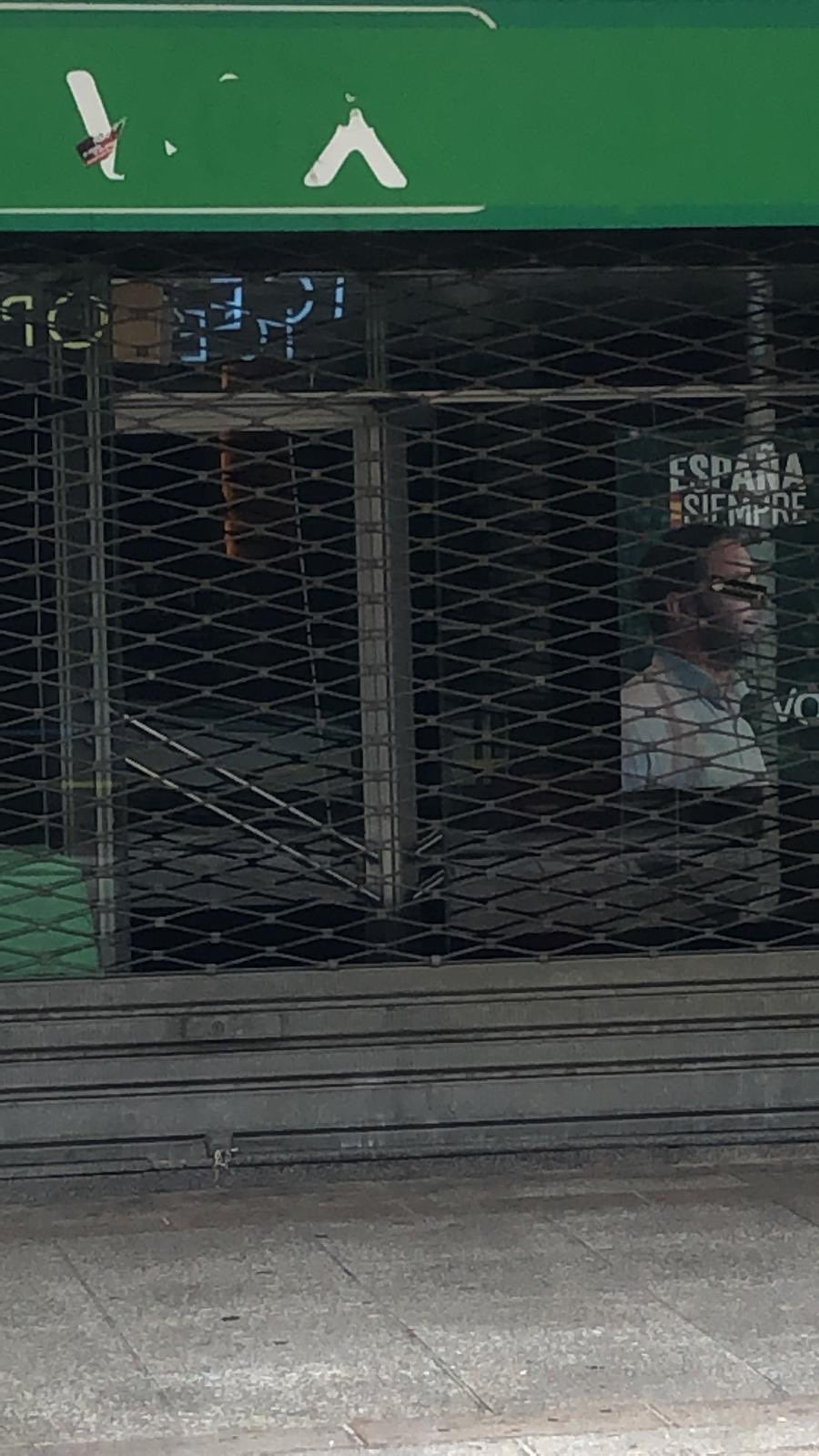 El logotipo del letrero de la sede de Vox en Palencia, borrado por los vándalos.