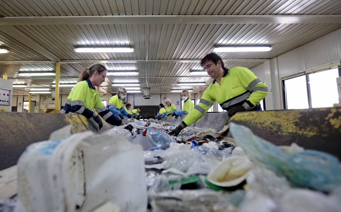 Trabajadores del Centro de Tratamiento de Residuos separan a mano los envases. 