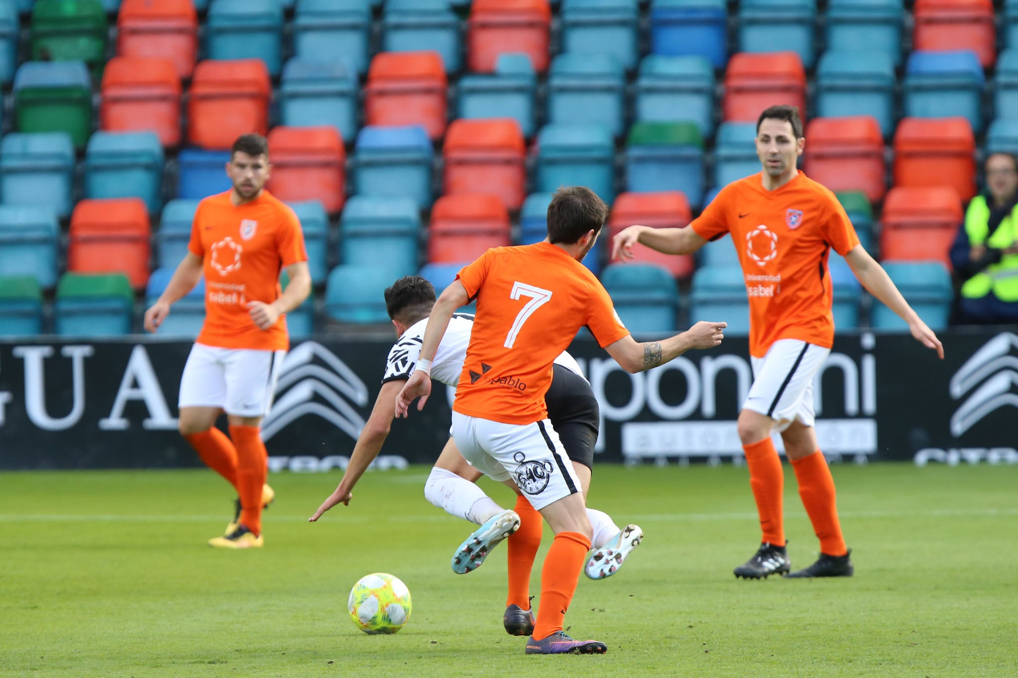 Los de Jorge García del Río, que terminaron con dos jugadores lesionados, no pasan del 0-0 en casa ante el segundo clasificado y siguen fuera del play-off de ascenso