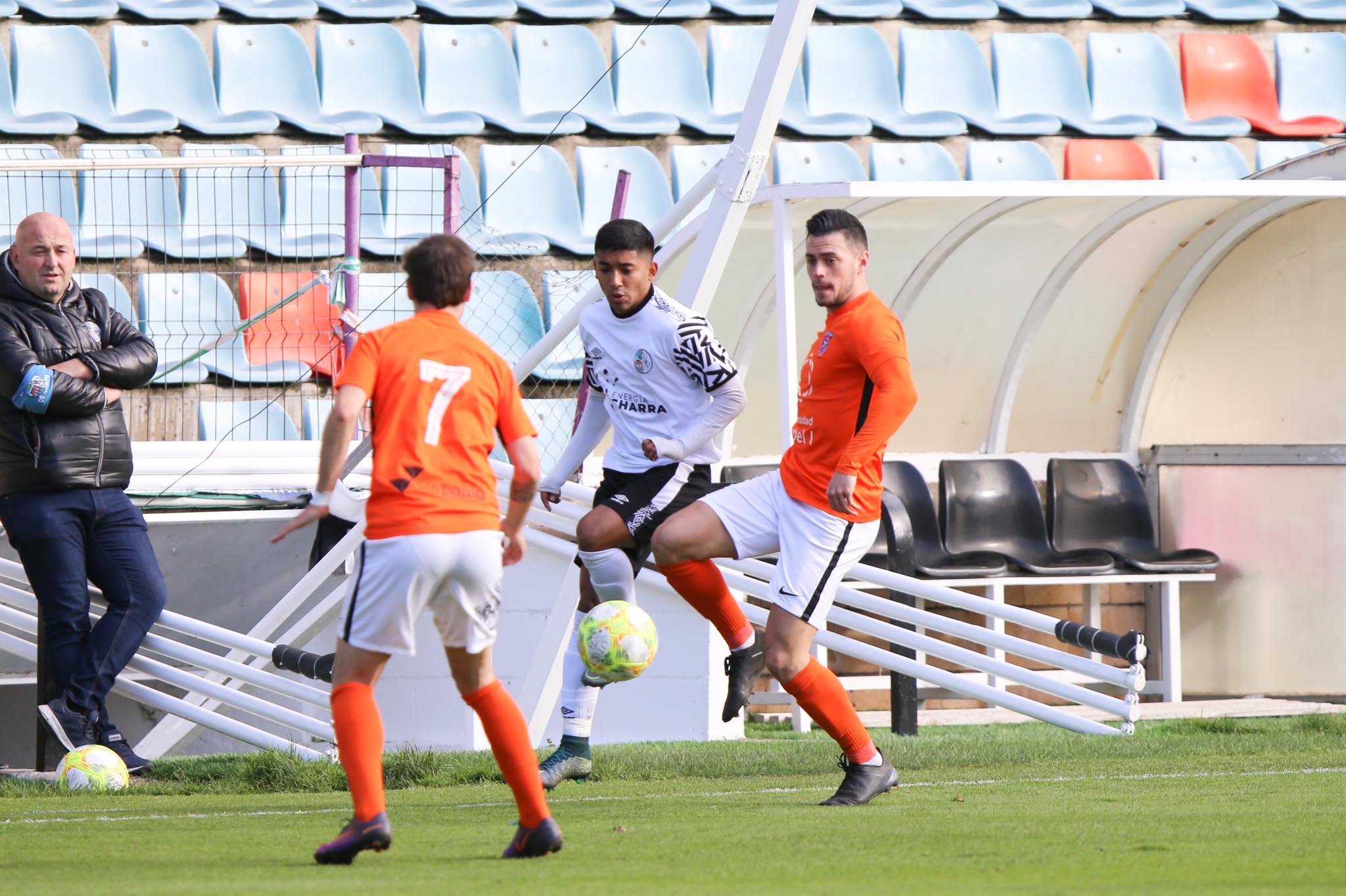Los de Jorge García del Río, que terminaron con dos jugadores lesionados, no pasan del 0-0 en casa ante el segundo clasificado y siguen fuera del play-off de ascenso