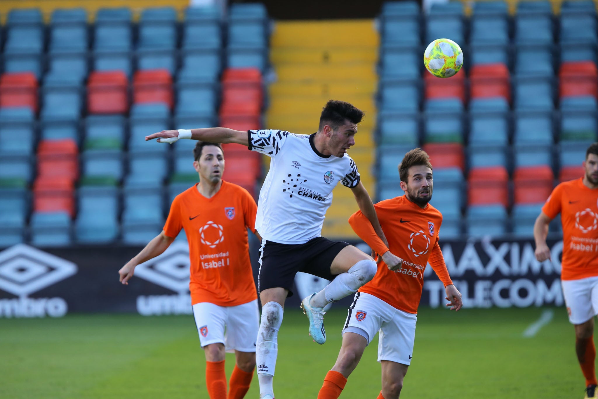 Los de Jorge García del Río, que terminaron con dos jugadores lesionados, no pasan del 0-0 en casa ante el segundo clasificado y siguen fuera del play-off de ascenso
