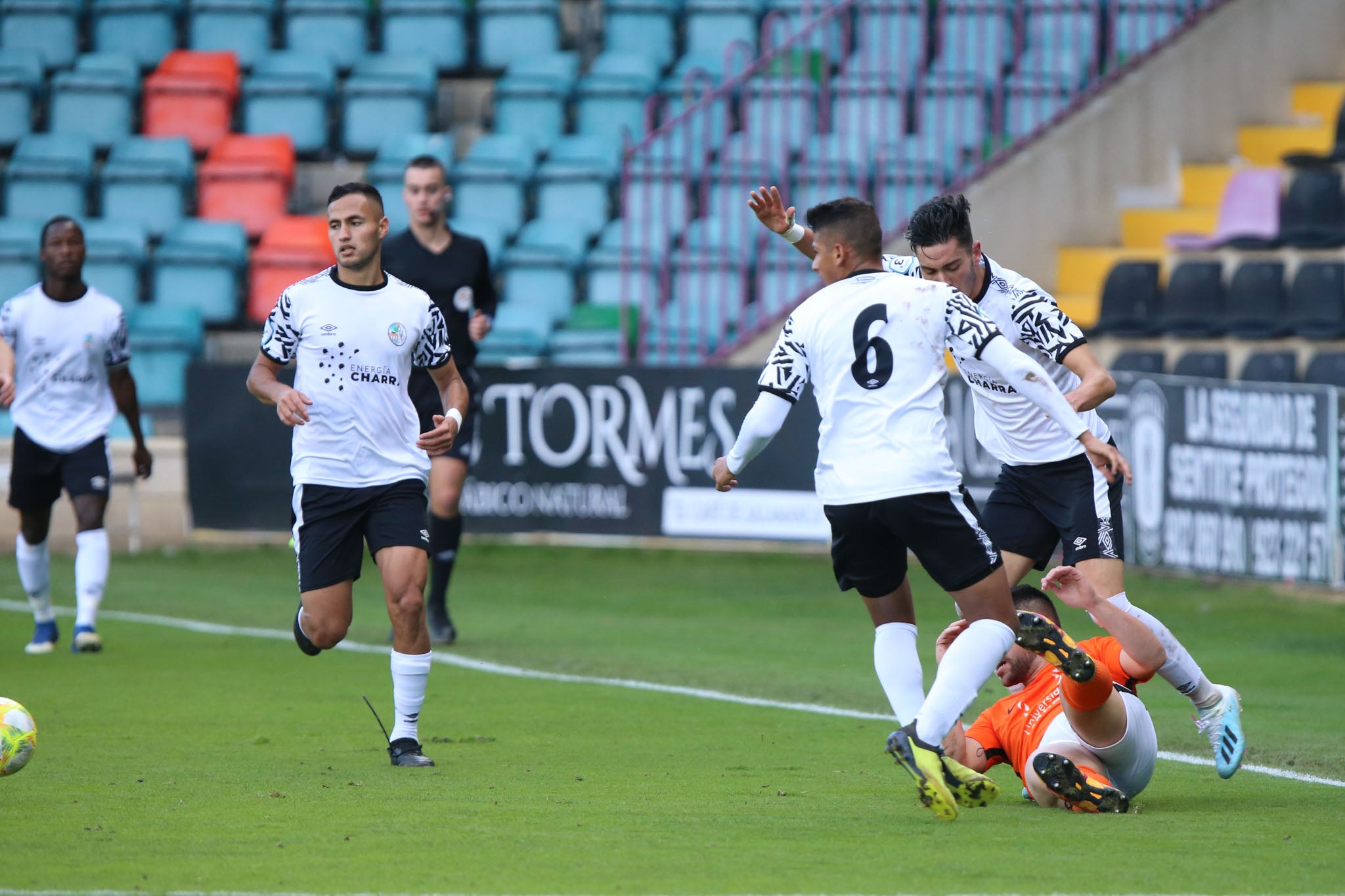 Los de Jorge García del Río, que terminaron con dos jugadores lesionados, no pasan del 0-0 en casa ante el segundo clasificado y siguen fuera del play-off de ascenso