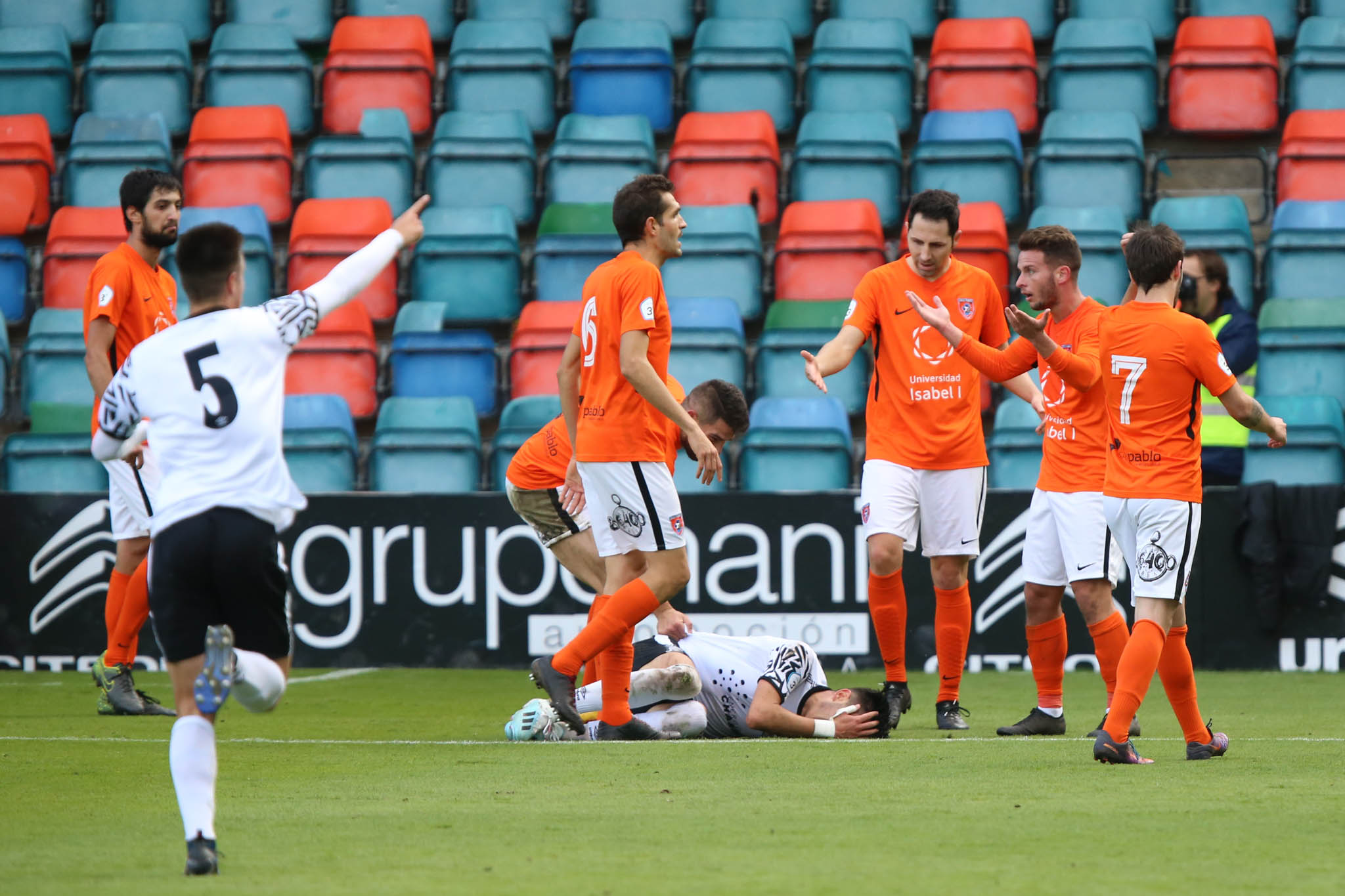 Los de Jorge García del Río, que terminaron con dos jugadores lesionados, no pasan del 0-0 en casa ante el segundo clasificado y siguen fuera del play-off de ascenso