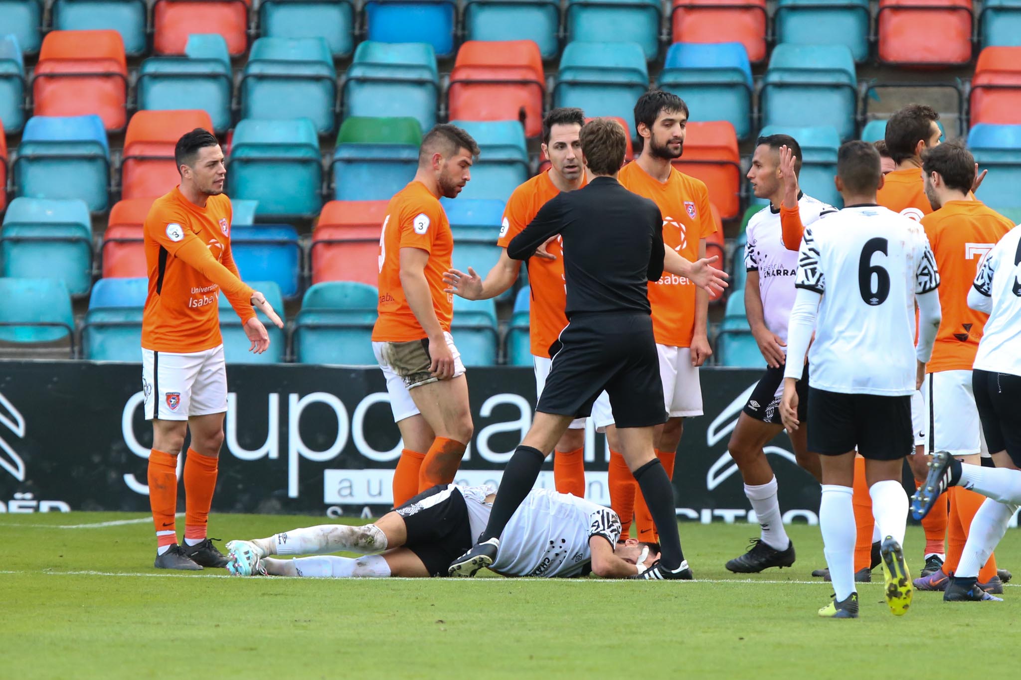 Los de Jorge García del Río, que terminaron con dos jugadores lesionados, no pasan del 0-0 en casa ante el segundo clasificado y siguen fuera del play-off de ascenso