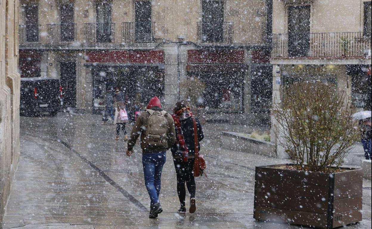 Imagen de archivo de una nevada en la capital salmantina.