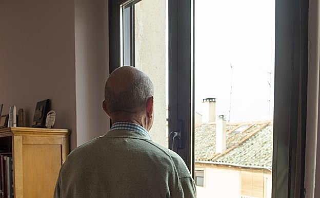 Andrés, de espaldas, tras relatar su experiencia. 