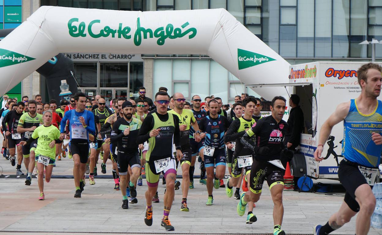 Los duatletas toman la salida junto a El Corte Inglés. 