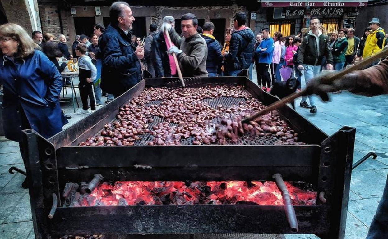 Sotoserrano utilizó una gran estructura para asar las castañas.