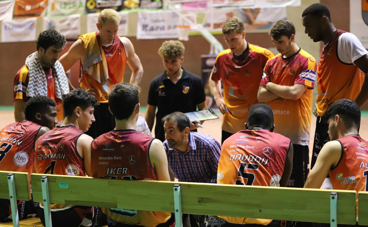 Jesús Gutiérrez se dirige a sus jugadores. 