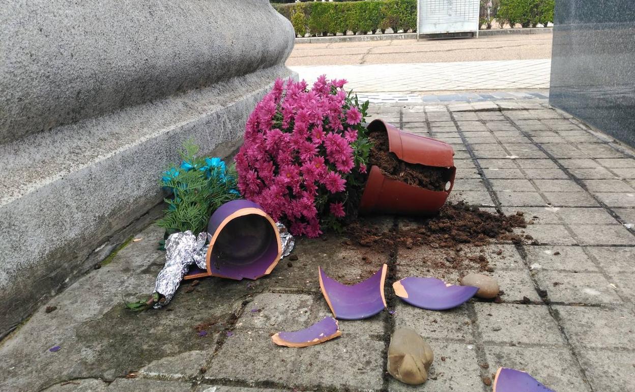Maceta derribada durante esta noche en el cementerio del Carmen. 