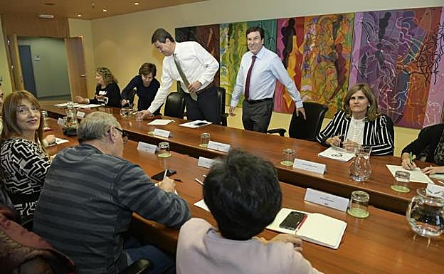 04.11.2019 Los sindicatos vuelven a chocar con la Junta por las 35 horas y mantienen la huelga