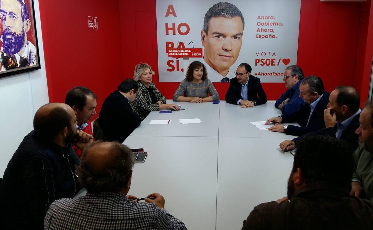 Un momento de la reunión de Iratxe García y los candidatos del PSOE por Salamanca con las OPAS.