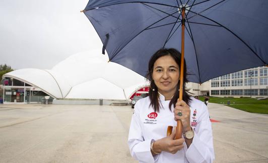 María José Meda, con la Cúpula del Milenio al fondo.