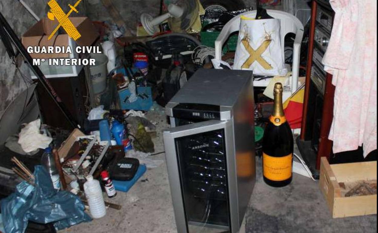 Enfriador de vinos, botella de champán, cadena de música y decenas de objetos más que el presunto saqueador fue acumulando en su garaje.