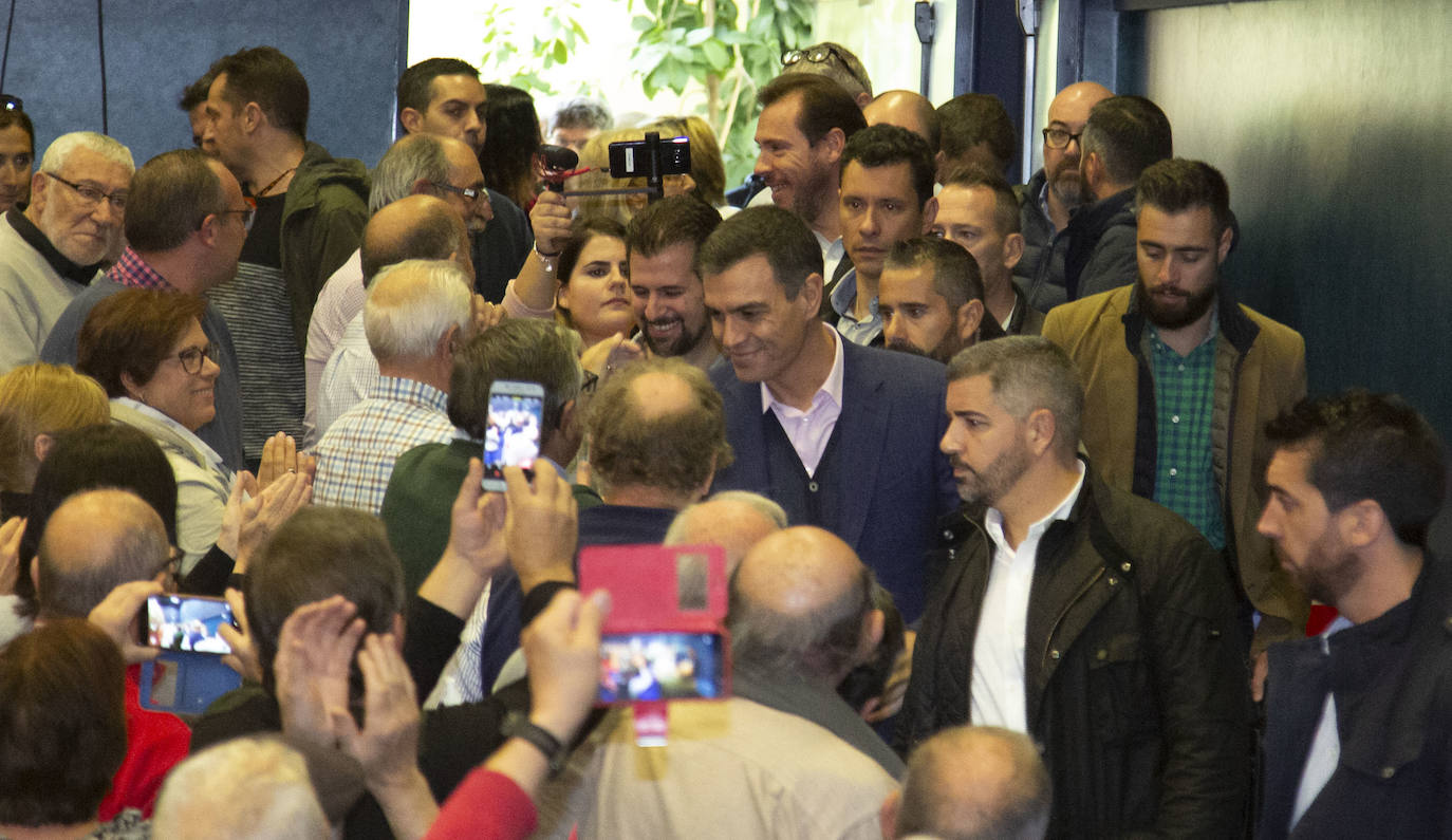 Pedro Sánchez ha visitado esta mañana el barrio de Pajarillos de Valladolid. 